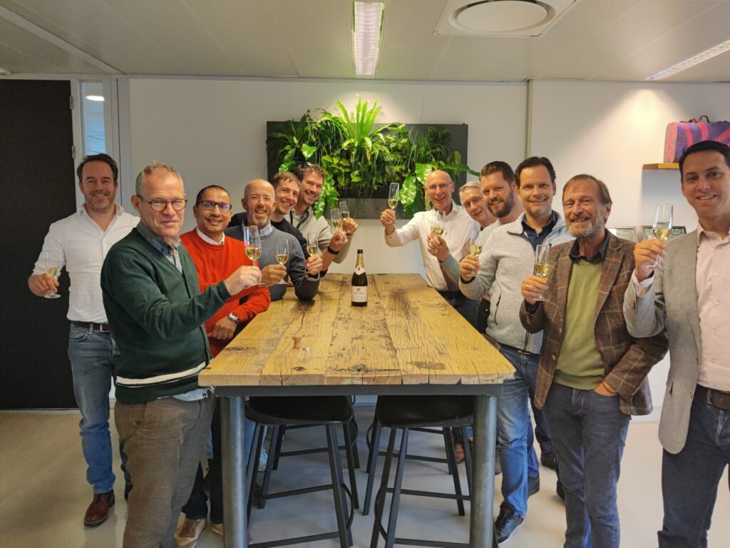 Team TwoPurpose proosten met champagne