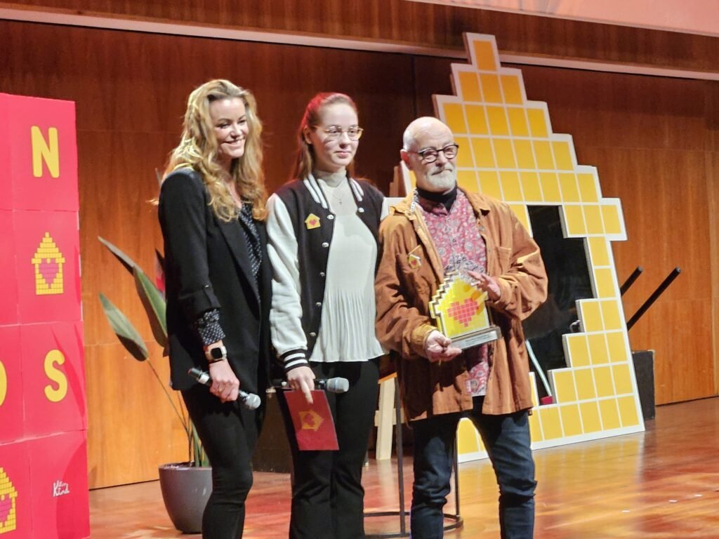 Het Vergeten Kind - 3 mensen op podium